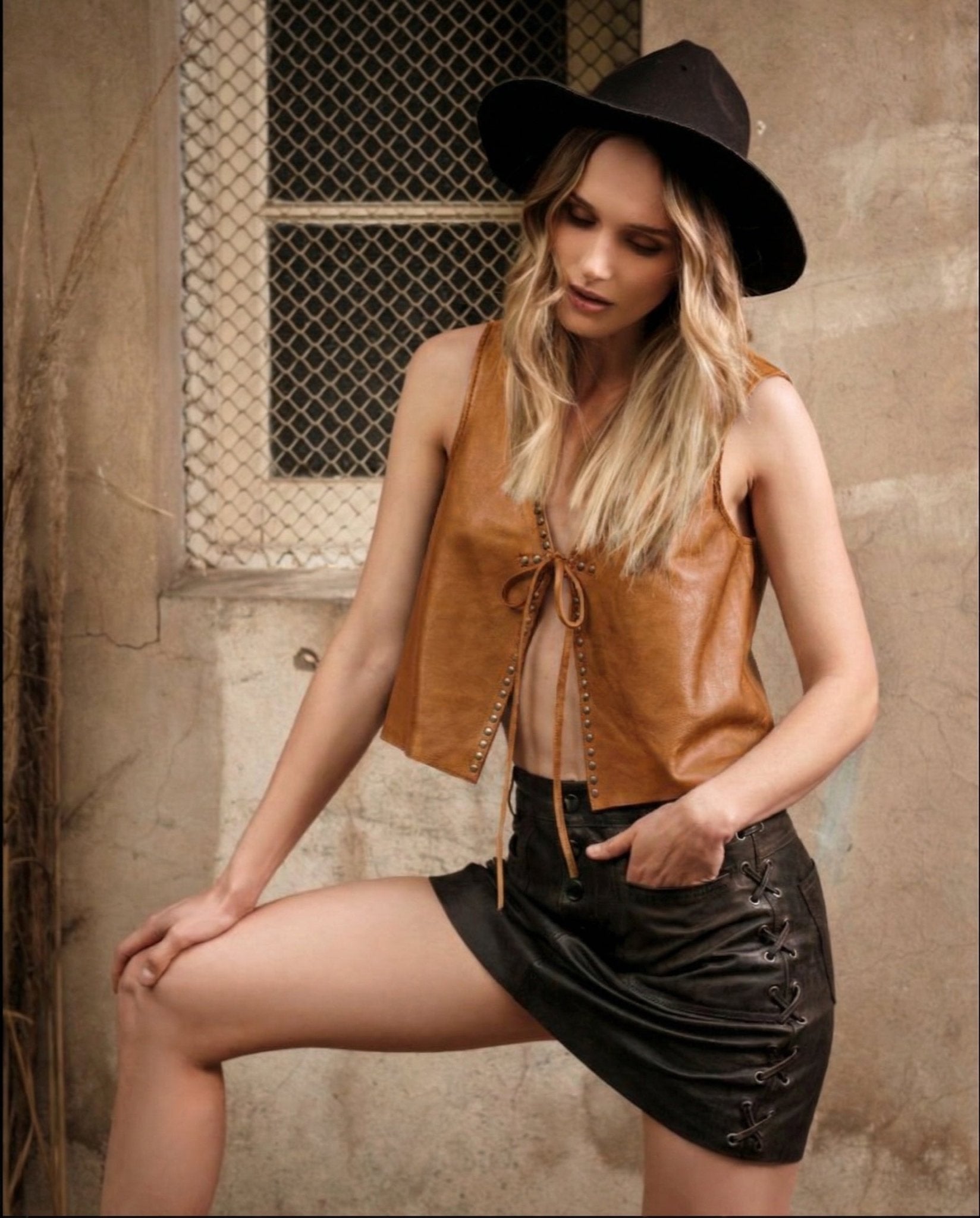 Bolero de Cuero West con Tachas - Color Camel - Bor spa